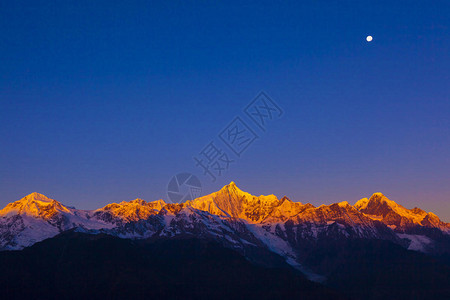 梅里雪山日月同辉图片