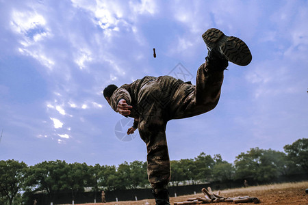 轰炸机投弹图片