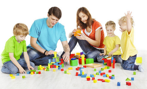 家庭和孩子们玩积木父母儿童玩具图片