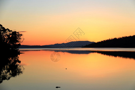 湖面]夕阳中宁静的湖面背景