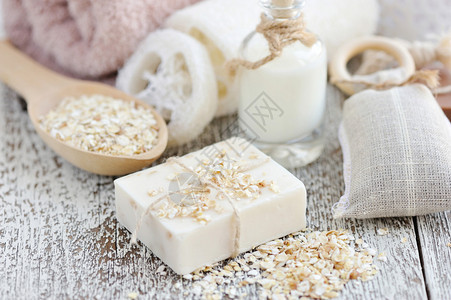 手工皂与燕麦和牛奶图片