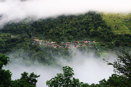 云雾飘渺的墨脱村庄图片