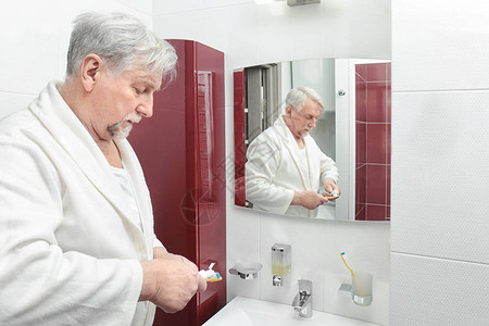 老人在浴室刷牙图片