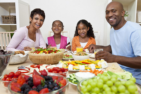 在餐桌吃饭的非洲裔美国父母儿童家庭图片