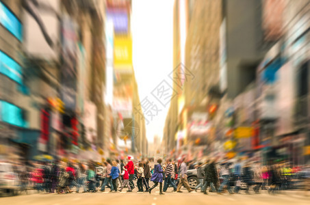 熔炉人行走在人行横道和交通堵塞第7大道在曼哈顿上日落前拥挤的街道上的纽约城高峰期在城市商业区图片