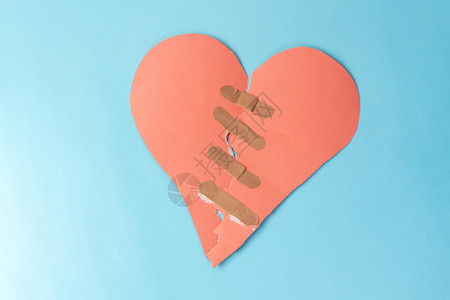 用止血贴缝补起来的心背景