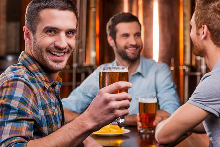年轻人与啤酒敬酒图片