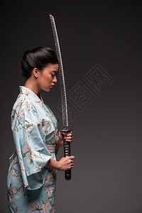 日本女人与武士刀图片