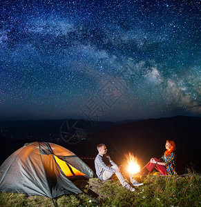 晚上露营对年轻的夫妇游客图片