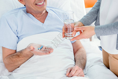 准备吃药人图片