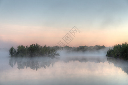 湖与晨雾图片