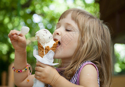 漂亮的小女孩在吃冰激淋图片