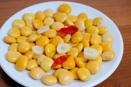 卢平或卢皮尼豆是羽扇根黄色豆科植物种子图片