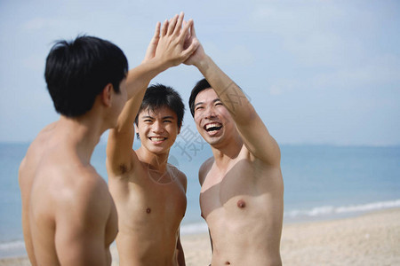 三名男子在海滩上图片