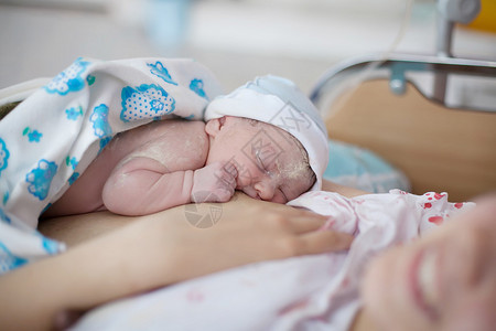 刚刚出生的婴儿在医院图片