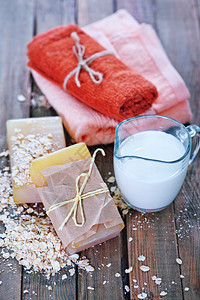 燕麦皂和牛奶罐图片