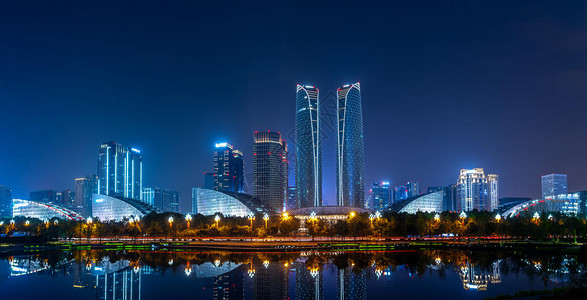 成都的华尔街金融城双子塔夜景图片