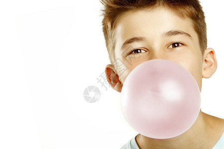 嚼泡泡糖的男孩图片
