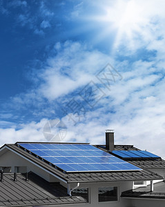 房子屋顶上的太阳能电池板图片