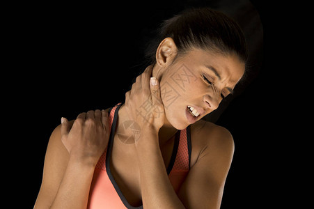 西班牙裔美国人健身女人触摸和抓住她的脖子和后背颈椎受的痛苦图片