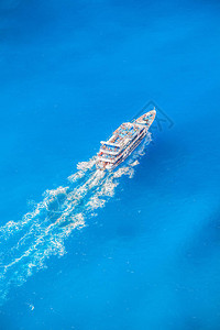 旅游船在希腊扎金索斯岛图片