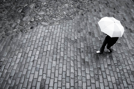 在雨中伞的女人图片