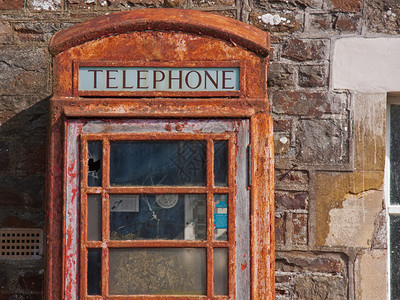 在英国废弃的电话亭图片