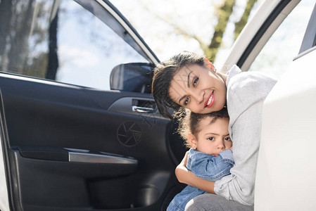 母亲和女儿在车里图片