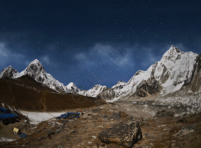 喜马拉雅山与星在夜晚的时候附近Gorak夏普安顿图片