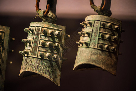 精美价值连城的西周乐器文物青铜编钟特写图片