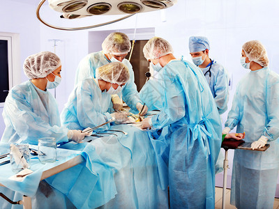 外科医生在手术室工作图片