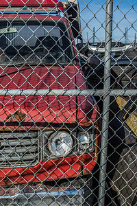 在使用自动回收和拆解设施的红色柴油卡车图片