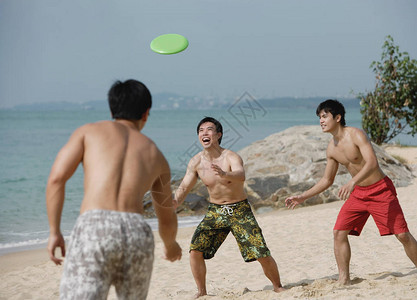 三名年轻男子在海滩上图片