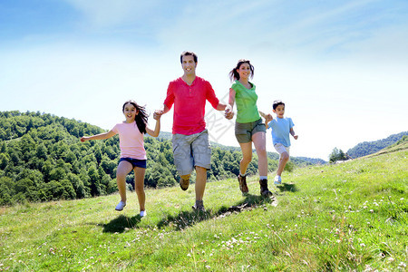幸福的家庭享受和在山中一起运行图片