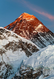 晚上登上珠穆朗玛峰从卡拉patthar视图图片