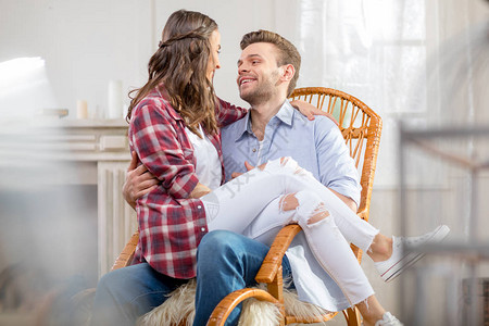 幸福的情侣在摇椅上图片