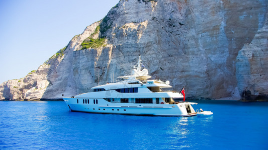 白色的豪华游艇导航到美丽的蓝色水附近扎金索斯图片