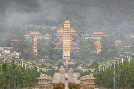 大理崇圣寺三塔黄昏下烟雾缭绕图片