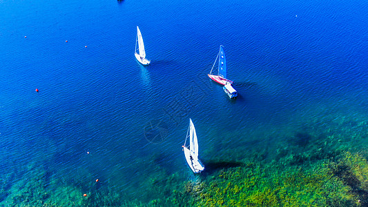 云南玉溪澄江抚仙湖湖面上的船只自然风光航拍图片