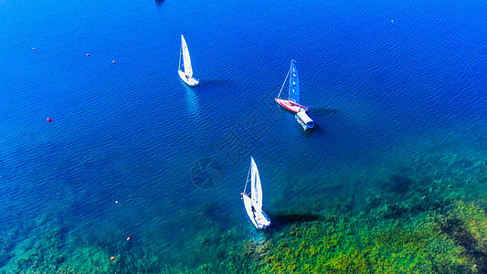 云南玉溪澄江抚仙湖湖面上的船只自然风光航拍图片