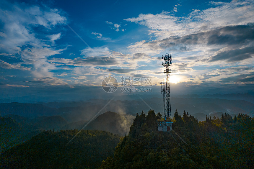 航拍5G信号塔国家基础建设屹立云端摄影配图图片