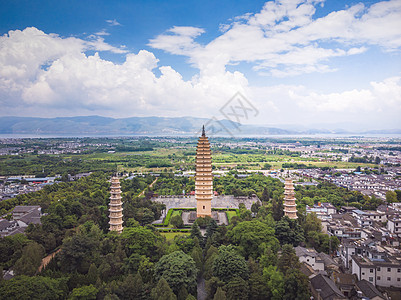 洱海大理古城航拍大理崇圣寺三塔阳光明媚洱海平静背景