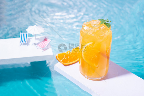 夏季沙滩上的一杯橙汁图片
