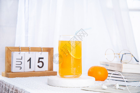 夏日午后的一杯鲜榨橙汁图片