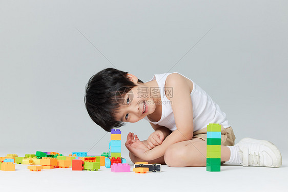 可爱男孩玩积木图片