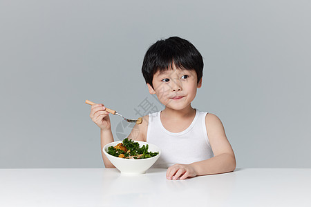 健康饮食的可爱男孩图片