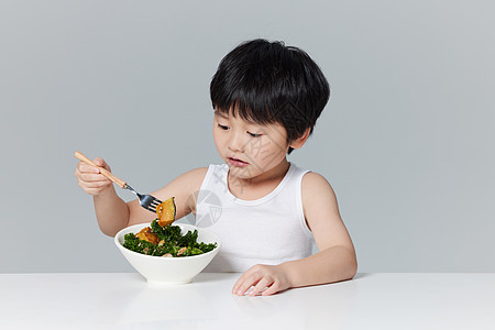 健康吃沙拉的小男孩图片