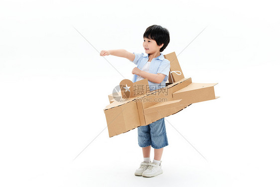 身穿创意纸板飞机模型玩耍的小男孩图片