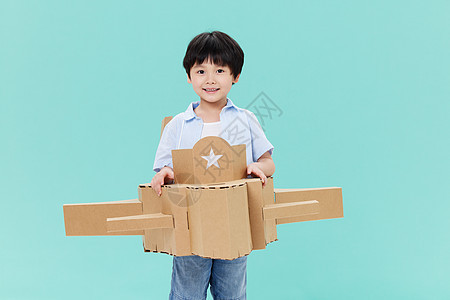 小男孩玩创意纸板飞机模型图片