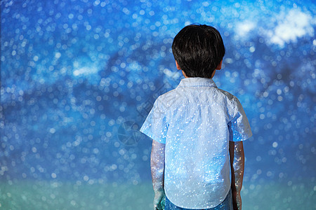 蓝色科技球体小男孩探索观察宇宙星河背影背景